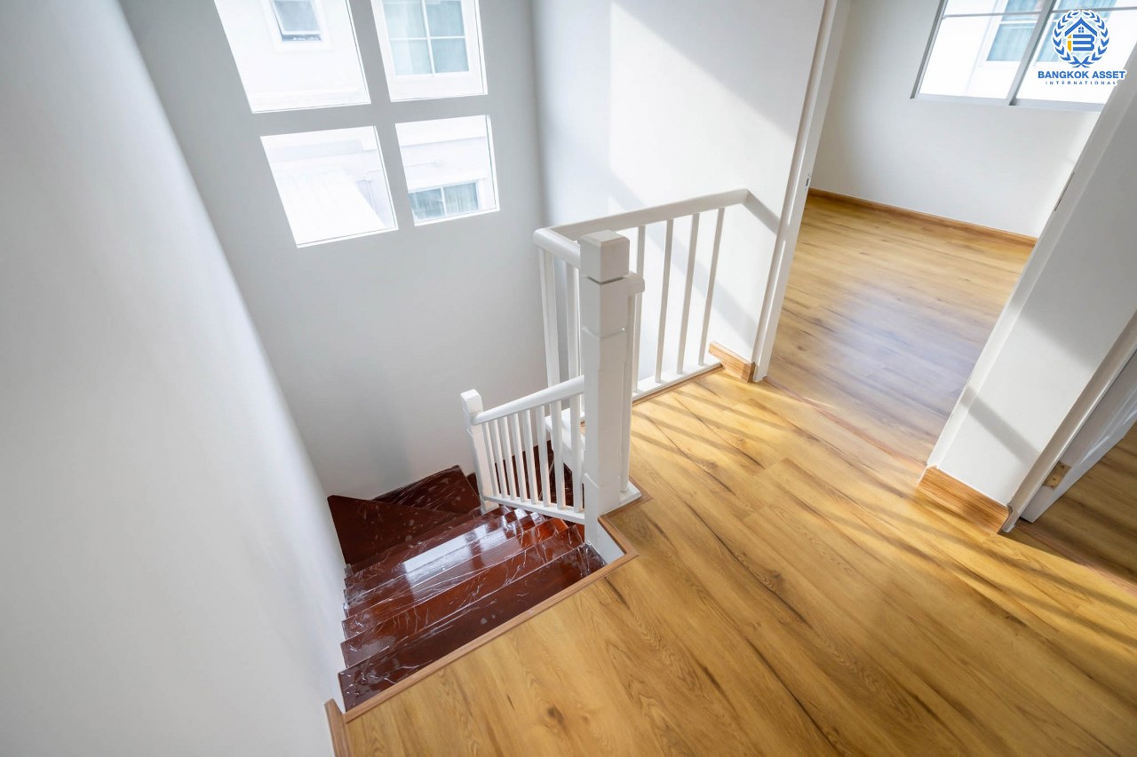 บ้านมือสองตกแต่งใหม่ ม.พฤกษ์ลดา1 บางใหญ่-เซ็นทรัลเวสต์เกต บ้านเดี่ยวคุณภาพ LH เนื้อที่ 50 ตร.ว. พร้อมฟังก์ชั่น 3 ห้องนอน 2 ห้องน้ำ 2 ที่จอดรถ เดินทางสะดวกสบาย บนเส้นทางสายหลัก "กาญจนาภิเษก" ใกล้เซ็นทรัลเวสต์เกต และเพียง 10 นาทีถึง รถไฟฟ้า "สถานีคลองบางไผ่"