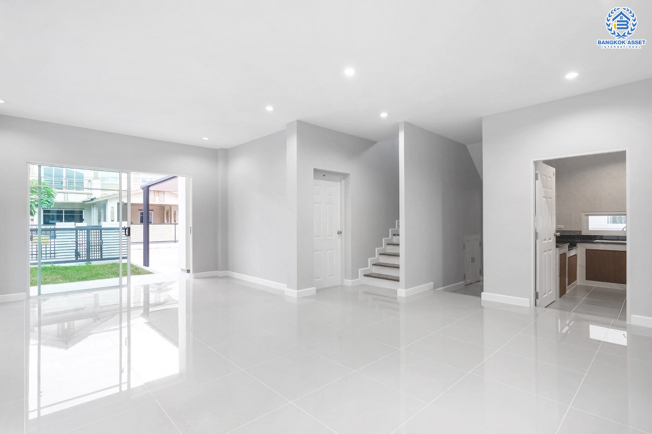 บ้านมือสองตกแต่งใหม่ แบรนด์สุดหรู "แสนสิริ" หลังใหญ่พิเศษ เนื้อที่ 71.8 ตร.ว. ม.สราญสิริ ราชพฤกษ์-แจ้งวัฒนะ ฟังก์ชั่น 3 ห้องนอน 3 ห้องน้ำ 2 ที่จอดรถ ทำเลศักยภาพติดถนนราชพฤกษ์ เชื่อมสู่แจ้งวัฒนะได้อย่างรวดเร็ว และเพียง 10 นาทีถึงรถไฟฟ้า "สถานีบางรักใหญ่"