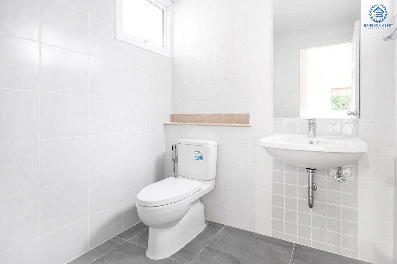 บ้านมือสองตกแต่งใหม่ แบรนด์สุดหรู "แสนสิริ" หลังใหญ่พิเศษ เนื้อที่ 71.8 ตร.ว. ม.สราญสิริ ราชพฤกษ์-แจ้งวัฒนะ ฟังก์ชั่น 3 ห้องนอน 3 ห้องน้ำ 2 ที่จอดรถ ทำเลศักยภาพติดถนนราชพฤกษ์ เชื่อมสู่แจ้งวัฒนะได้อย่างรวดเร็ว และเพียง 10 นาทีถึงรถไฟฟ้า "สถานีบางรักใหญ่"