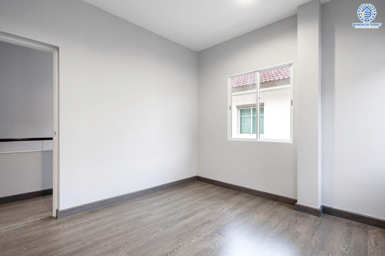 บ้านมือสองตกแต่งใหม่ แบรนด์สุดหรู "แสนสิริ" หลังใหญ่พิเศษ เนื้อที่ 71.8 ตร.ว. ม.สราญสิริ ราชพฤกษ์-แจ้งวัฒนะ ฟังก์ชั่น 3 ห้องนอน 3 ห้องน้ำ 2 ที่จอดรถ ทำเลศักยภาพติดถนนราชพฤกษ์ เชื่อมสู่แจ้งวัฒนะได้อย่างรวดเร็ว และเพียง 10 นาทีถึงรถไฟฟ้า "สถานีบางรักใหญ่"