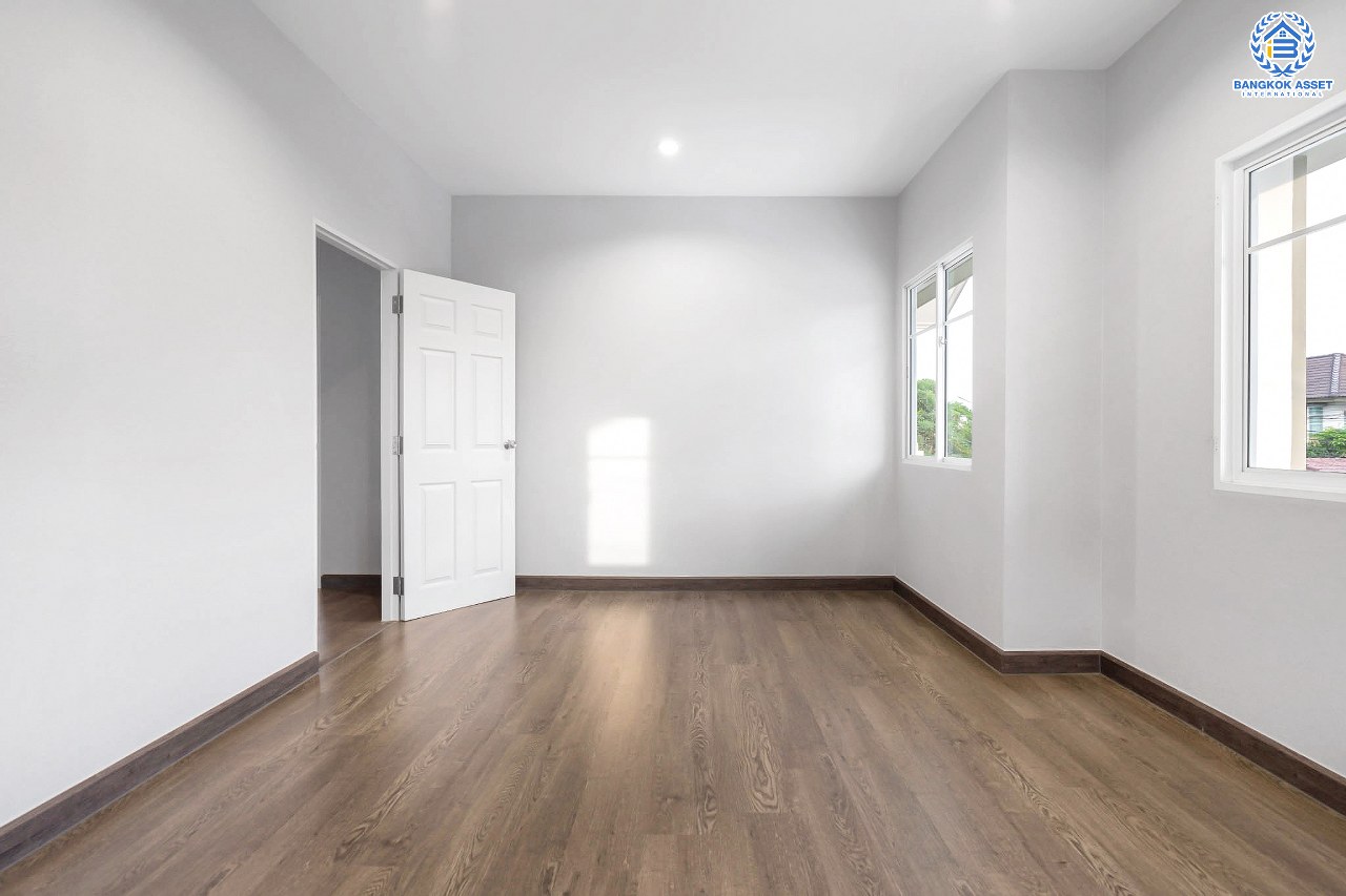 บ้านมือสองตกแต่งใหม่ แบรนด์สุดหรู "แสนสิริ" หลังใหญ่พิเศษ เนื้อที่ 71.8 ตร.ว. ม.สราญสิริ ราชพฤกษ์-แจ้งวัฒนะ ฟังก์ชั่น 3 ห้องนอน 3 ห้องน้ำ 2 ที่จอดรถ ทำเลศักยภาพติดถนนราชพฤกษ์ เชื่อมสู่แจ้งวัฒนะได้อย่างรวดเร็ว และเพียง 10 นาทีถึงรถไฟฟ้า "สถานีบางรักใหญ่"