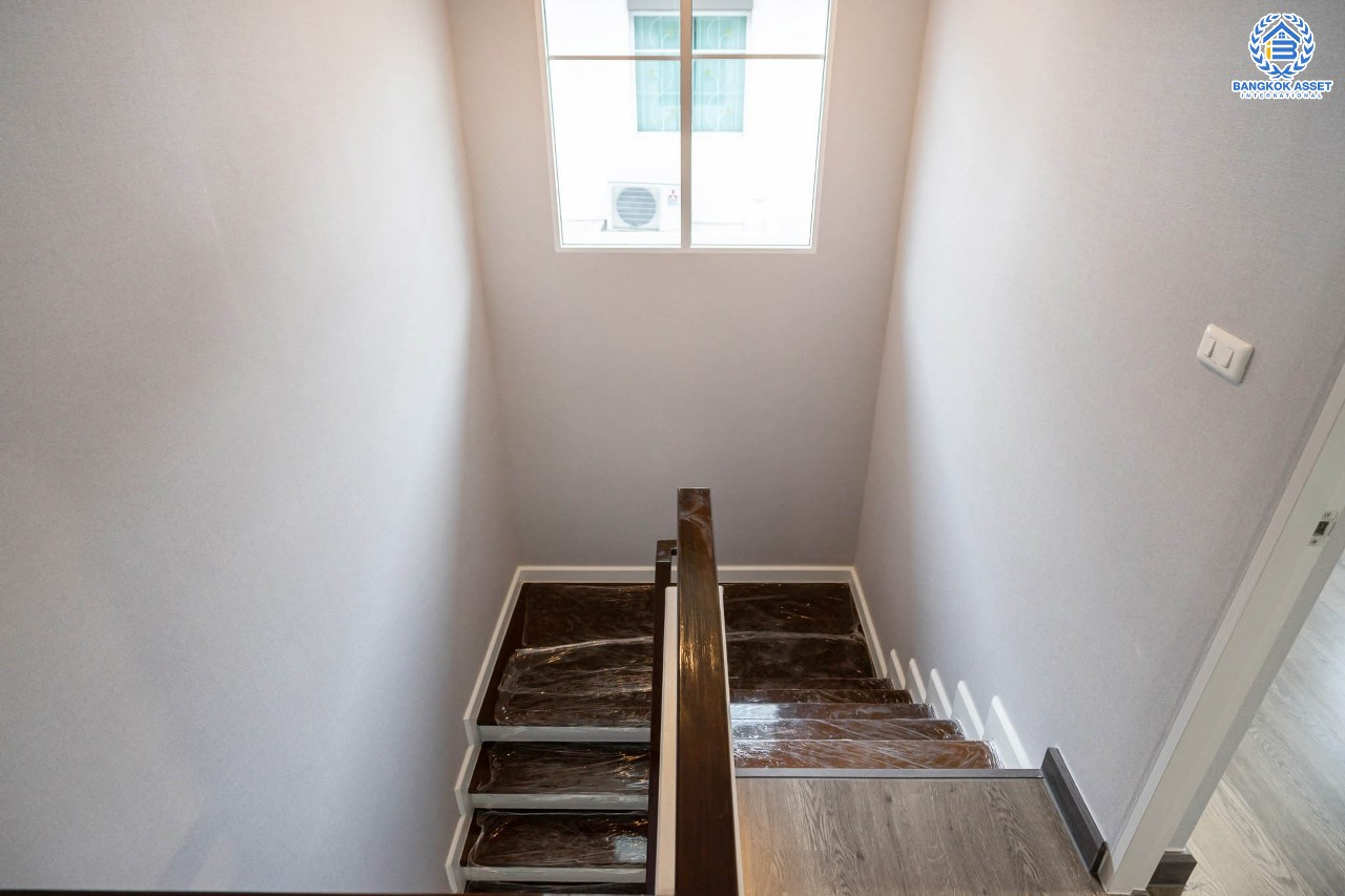 บ้านมือสองตกแต่งใหม่ แบรนด์สุดหรู "แสนสิริ" หลังใหญ่พิเศษ เนื้อที่ 71.8 ตร.ว. ม.สราญสิริ ราชพฤกษ์-แจ้งวัฒนะ ฟังก์ชั่น 3 ห้องนอน 3 ห้องน้ำ 2 ที่จอดรถ ทำเลศักยภาพติดถนนราชพฤกษ์ เชื่อมสู่แจ้งวัฒนะได้อย่างรวดเร็ว และเพียง 10 นาทีถึงรถไฟฟ้า "สถานีบางรักใหญ่"