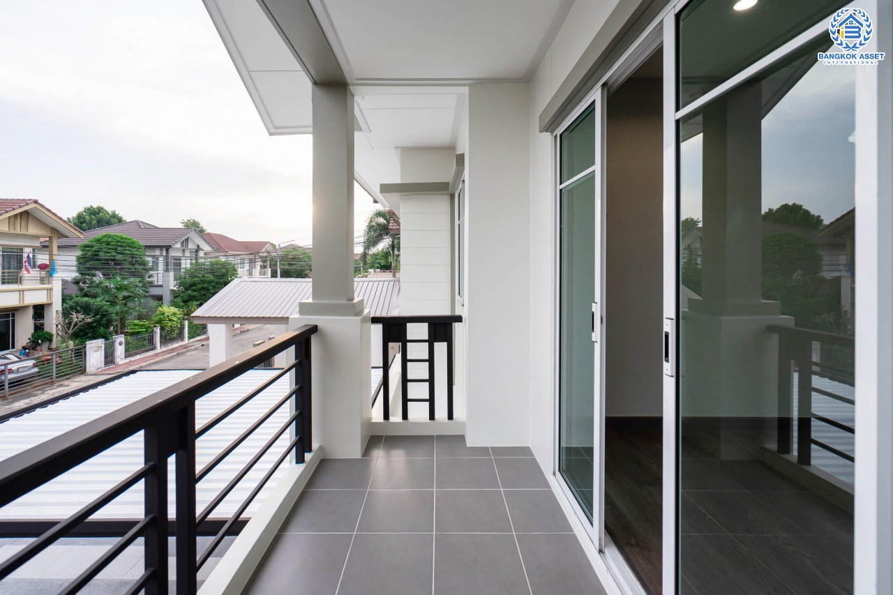 บ้านมือสองตกแต่งใหม่ แบรนด์สุดหรู "แสนสิริ" หลังใหญ่พิเศษ เนื้อที่ 71.8 ตร.ว. ม.สราญสิริ ราชพฤกษ์-แจ้งวัฒนะ ฟังก์ชั่น 3 ห้องนอน 3 ห้องน้ำ 2 ที่จอดรถ ทำเลศักยภาพติดถนนราชพฤกษ์ เชื่อมสู่แจ้งวัฒนะได้อย่างรวดเร็ว และเพียง 10 นาทีถึงรถไฟฟ้า "สถานีบางรักใหญ่"