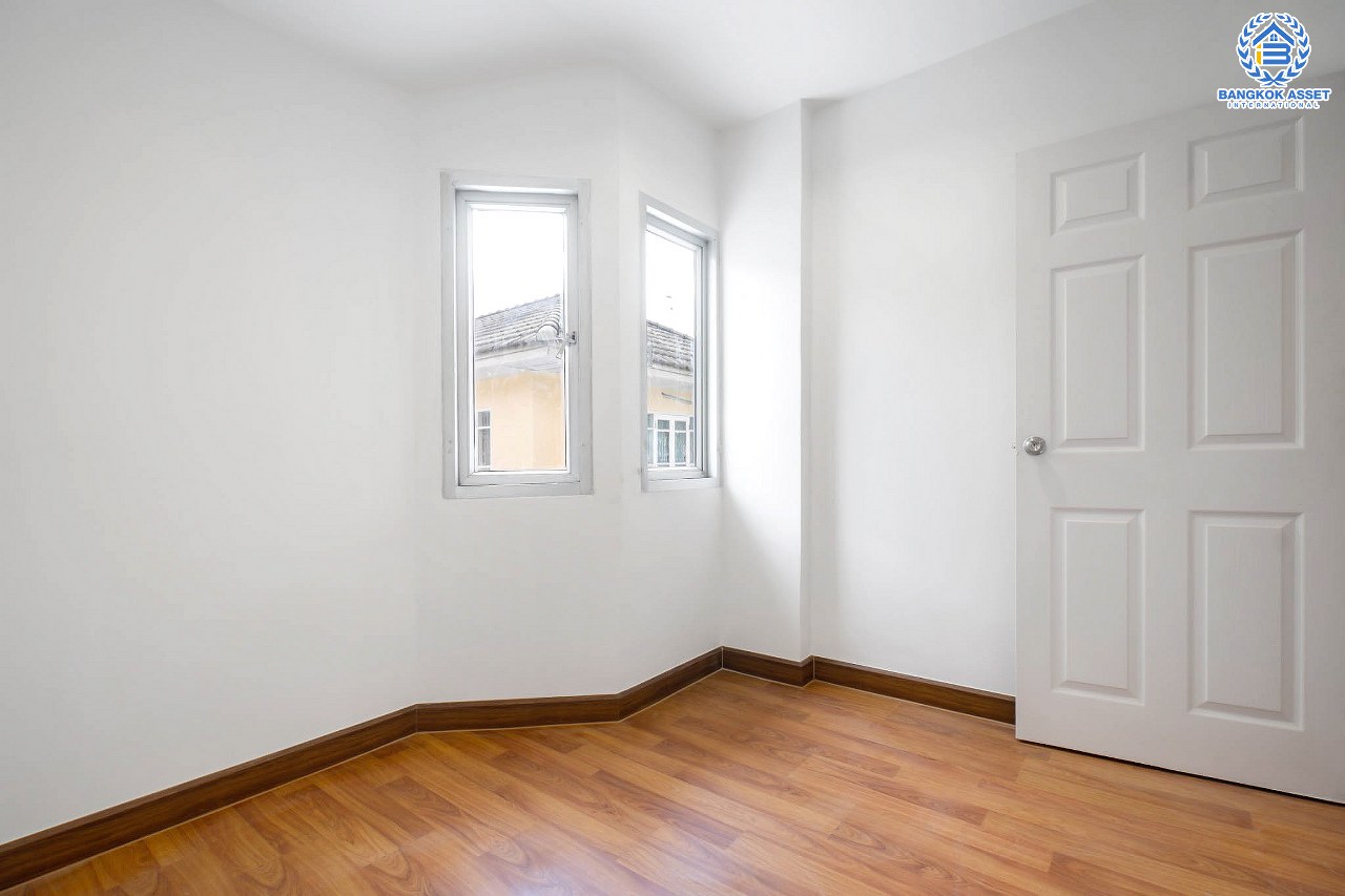 บ้านมือสองตกแต่งใหม่ ทำเลโซนเมือง! #หลังมุม ม.ศุภาลัยวิลล์ รัตนาธิเบศร์18 เนื้อที่ 26.8 ตร.ว. ฟังก์ชั่นครบ 3 ห้องนอน 2 ห้องน้ำ บนสุดยอดทำเล! เข้า-ออกได้ทั้งทางรัตนาธิเบศร์ ติวานนท์ และสนามบินน้ำ ใกล้ทางด่วน "งามวงศ์วาน" และติดรถไฟฟ้า "สถานีศูนย์ราชการ"