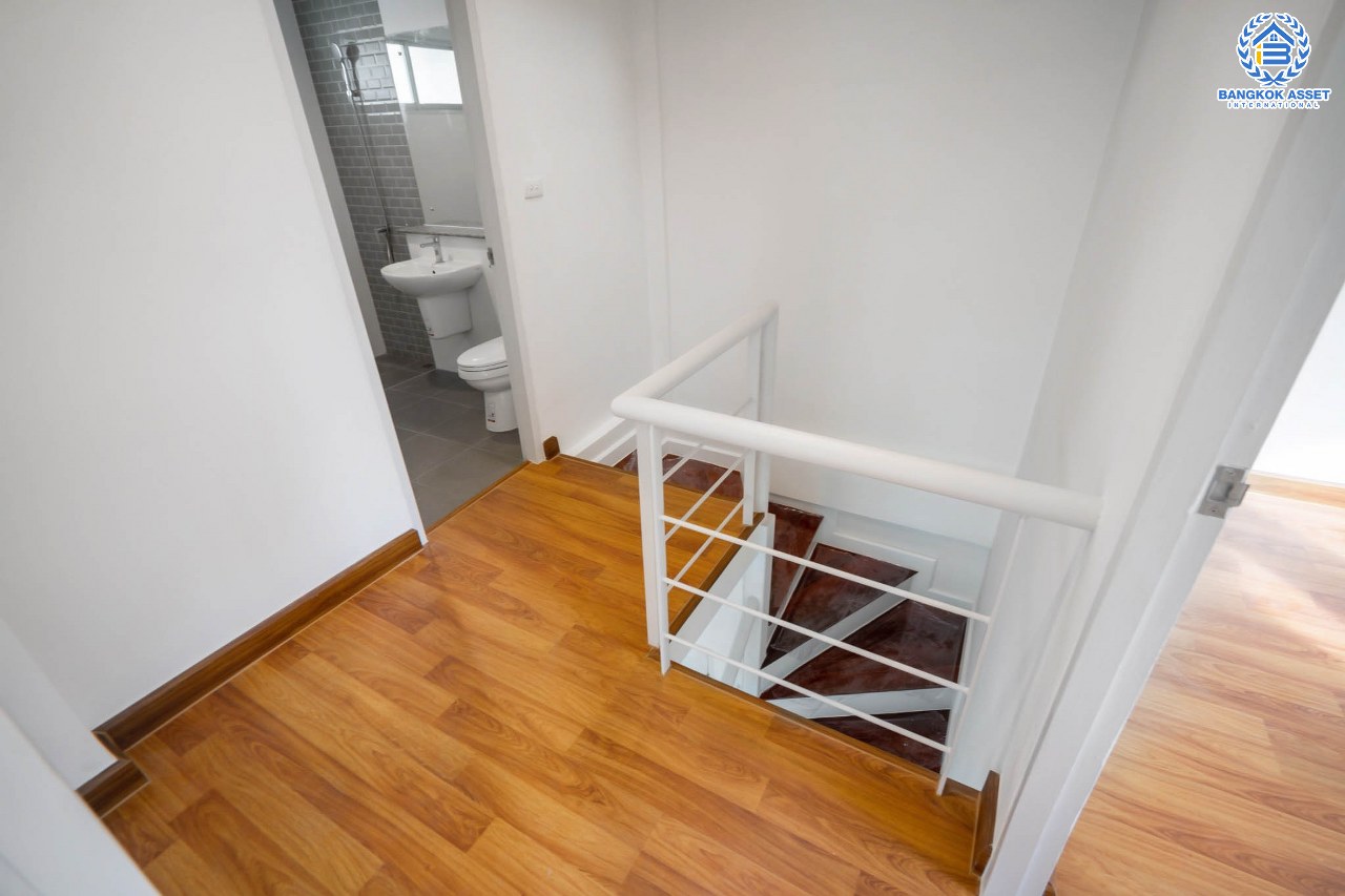 บ้านมือสองตกแต่งใหม่ ทำเลโซนเมือง! #หลังมุม ม.ศุภาลัยวิลล์ รัตนาธิเบศร์18 เนื้อที่ 26.8 ตร.ว. ฟังก์ชั่นครบ 3 ห้องนอน 2 ห้องน้ำ บนสุดยอดทำเล! เข้า-ออกได้ทั้งทางรัตนาธิเบศร์ ติวานนท์ และสนามบินน้ำ ใกล้ทางด่วน "งามวงศ์วาน" และติดรถไฟฟ้า "สถานีศูนย์ราชการ"