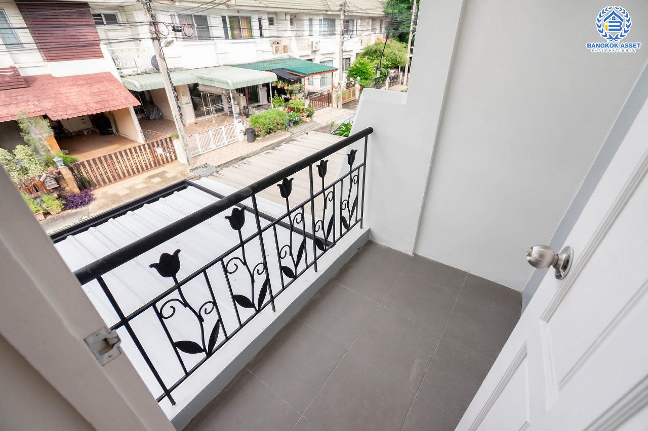 บ้านมือสองตกแต่งใหม่ ทำเลโซนเมือง! #หลังมุม ม.ศุภาลัยวิลล์ รัตนาธิเบศร์18 เนื้อที่ 26.8 ตร.ว. ฟังก์ชั่นครบ 3 ห้องนอน 2 ห้องน้ำ บนสุดยอดทำเล! เข้า-ออกได้ทั้งทางรัตนาธิเบศร์ ติวานนท์ และสนามบินน้ำ ใกล้ทางด่วน "งามวงศ์วาน" และติดรถไฟฟ้า "สถานีศูนย์ราชการ"