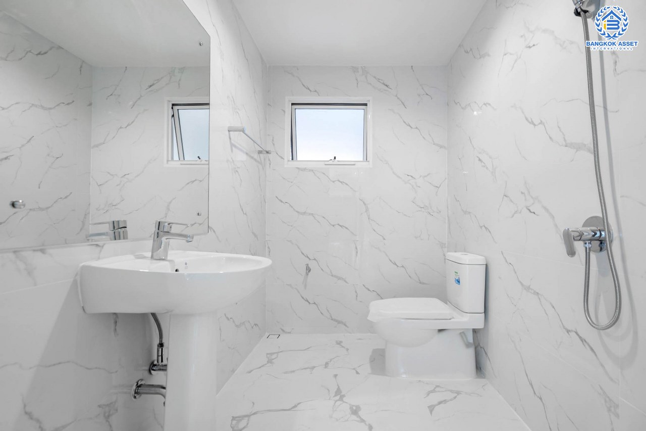 บ้านมือสองตกแต่งใหม่ หลังใหญ่พิเศษ เนื้อที่ 75 ตร.ว. ม.นันทวัน พระราม5 ตกแต่งหรูหรา ฟังก์ชั่นจัดเต็ม 3 ห้องนอน 1 ห้องแม่บ้าน 4 ห้องน้ำ พร้อม Living Room รองรับทุกความสุข ทำเลเดินทางสะดวก ใกล้ทางด่วน "กาญจนาภิเษก" และรถไฟฟ้า "สถานีบางรักใหญ่"