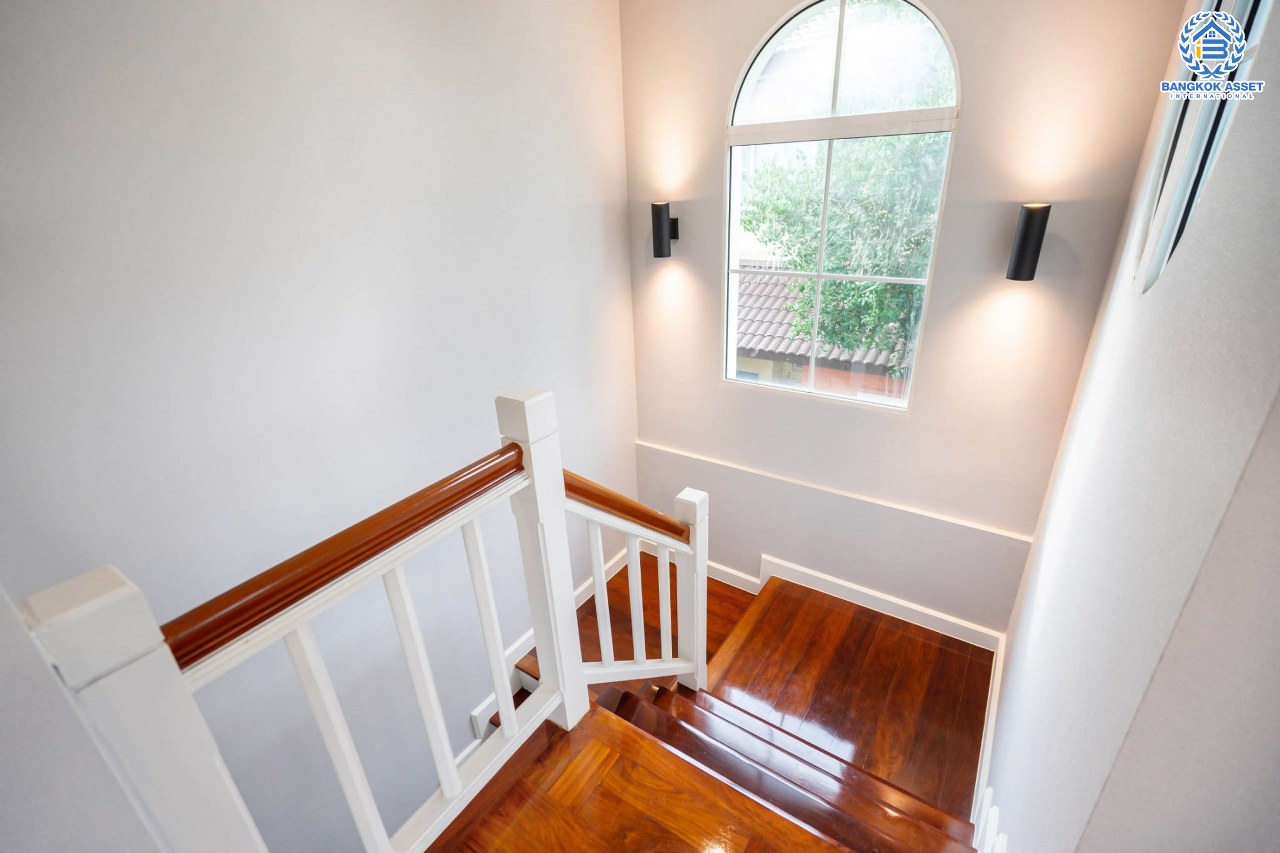 บ้านมือสองตกแต่งใหม่ หลังใหญ่พิเศษ เนื้อที่ 75 ตร.ว. ม.นันทวัน พระราม5 ตกแต่งหรูหรา ฟังก์ชั่นจัดเต็ม 3 ห้องนอน 1 ห้องแม่บ้าน 4 ห้องน้ำ พร้อม Living Room รองรับทุกความสุข ทำเลเดินทางสะดวก ใกล้ทางด่วน "กาญจนาภิเษก" และรถไฟฟ้า "สถานีบางรักใหญ่"