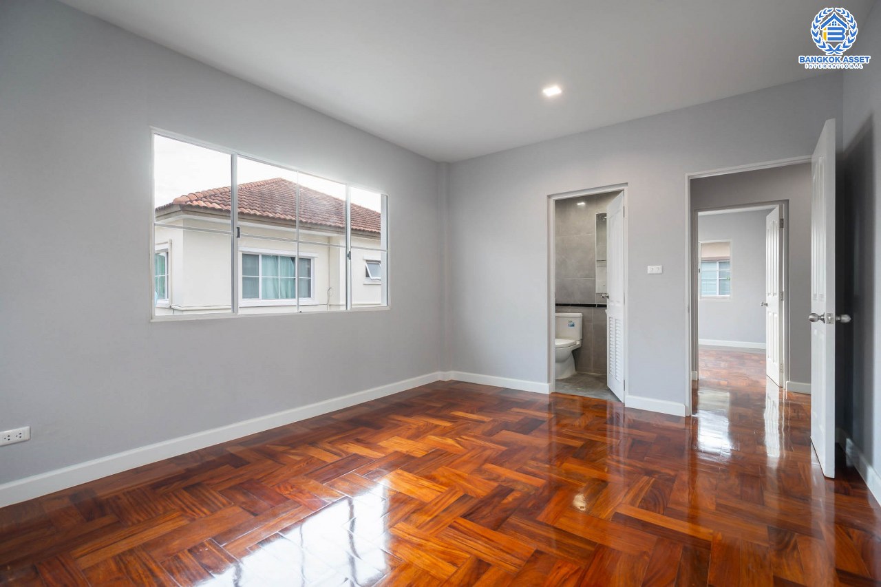 บ้านมือสองตกแต่งใหม่ หลังใหญ่พิเศษ เนื้อที่ 75 ตร.ว. ม.นันทวัน พระราม5 ตกแต่งหรูหรา ฟังก์ชั่นจัดเต็ม 3 ห้องนอน 1 ห้องแม่บ้าน 4 ห้องน้ำ พร้อม Living Room รองรับทุกความสุข ทำเลเดินทางสะดวก ใกล้ทางด่วน "กาญจนาภิเษก" และรถไฟฟ้า "สถานีบางรักใหญ่"