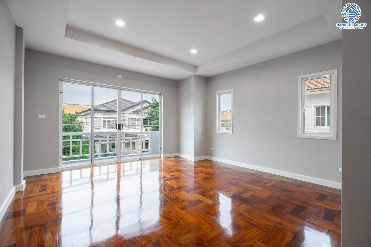 บ้านมือสองตกแต่งใหม่ หลังใหญ่พิเศษ เนื้อที่ 75 ตร.ว. ม.นันทวัน พระราม5 ตกแต่งหรูหรา ฟังก์ชั่นจัดเต็ม 3 ห้องนอน 1 ห้องแม่บ้าน 4 ห้องน้ำ พร้อม Living Room รองรับทุกความสุข ทำเลเดินทางสะดวก ใกล้ทางด่วน "กาญจนาภิเษก" และรถไฟฟ้า "สถานีบางรักใหญ่"