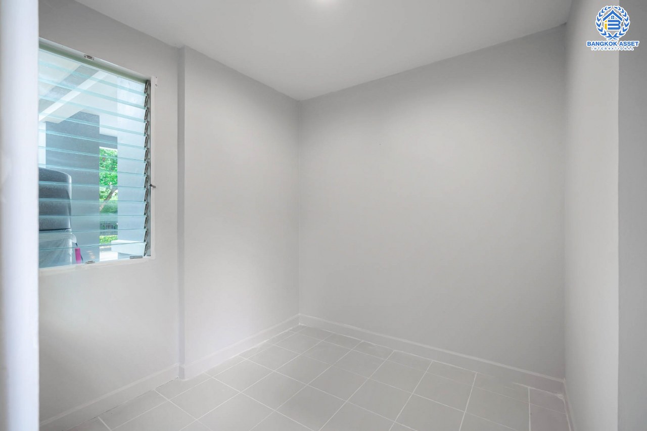 บ้านมือสองตกแต่งใหม่ หลังใหญ่พิเศษ เนื้อที่ 75 ตร.ว. ม.นันทวัน พระราม5 ตกแต่งหรูหรา ฟังก์ชั่นจัดเต็ม 3 ห้องนอน 1 ห้องแม่บ้าน 4 ห้องน้ำ พร้อม Living Room รองรับทุกความสุข ทำเลเดินทางสะดวก ใกล้ทางด่วน "กาญจนาภิเษก" และรถไฟฟ้า "สถานีบางรักใหญ่"