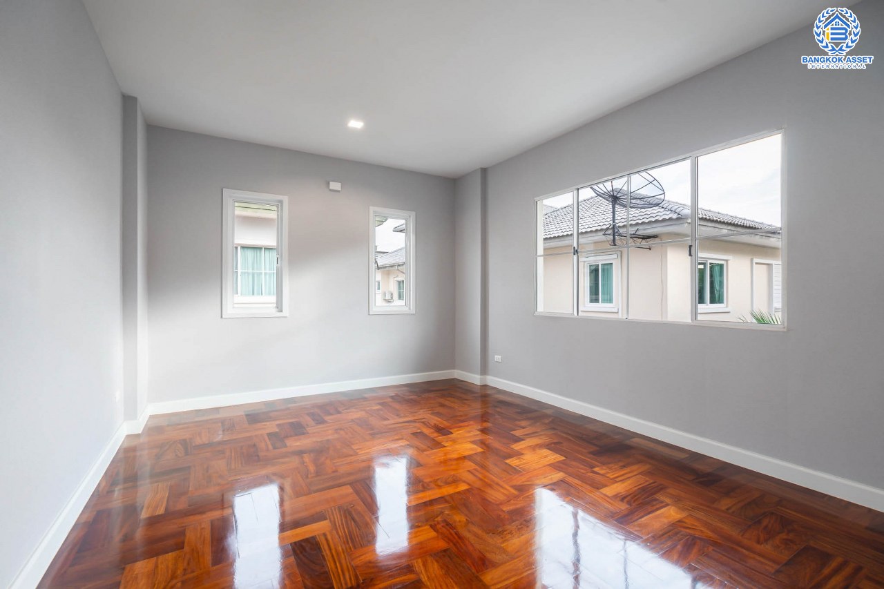 บ้านมือสองตกแต่งใหม่ หลังใหญ่พิเศษ เนื้อที่ 75 ตร.ว. ม.นันทวัน พระราม5 ตกแต่งหรูหรา ฟังก์ชั่นจัดเต็ม 3 ห้องนอน 1 ห้องแม่บ้าน 4 ห้องน้ำ พร้อม Living Room รองรับทุกความสุข ทำเลเดินทางสะดวก ใกล้ทางด่วน "กาญจนาภิเษก" และรถไฟฟ้า "สถานีบางรักใหญ่"