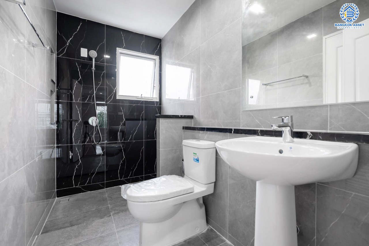 บ้านมือสองตกแต่งใหม่ หลังใหญ่พิเศษ เนื้อที่ 75 ตร.ว. ม.นันทวัน พระราม5 ตกแต่งหรูหรา ฟังก์ชั่นจัดเต็ม 3 ห้องนอน 1 ห้องแม่บ้าน 4 ห้องน้ำ พร้อม Living Room รองรับทุกความสุข ทำเลเดินทางสะดวก ใกล้ทางด่วน "กาญจนาภิเษก" และรถไฟฟ้า "สถานีบางรักใหญ่"