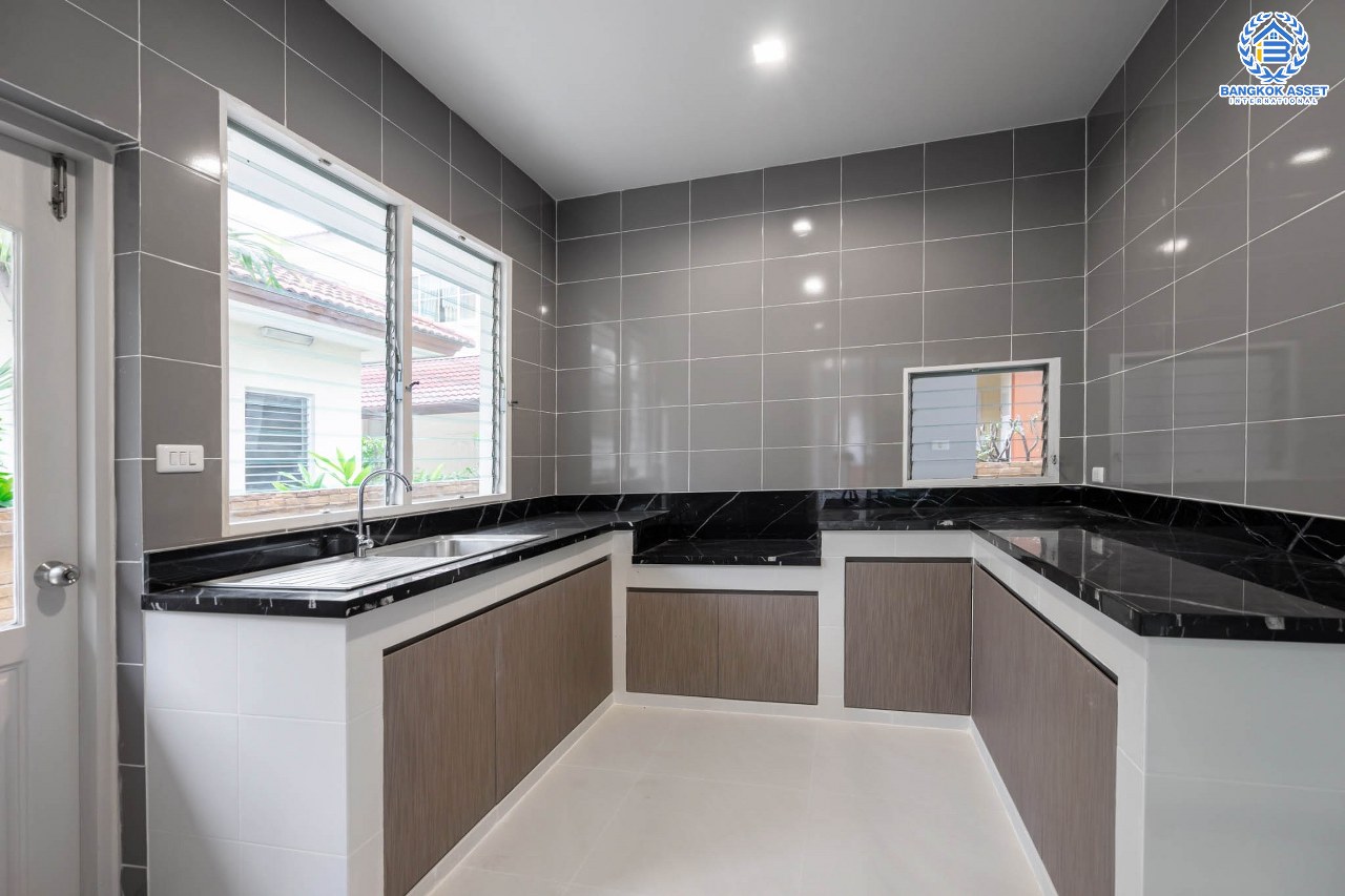 บ้านมือสองตกแต่งใหม่ หลังใหญ่พิเศษ เนื้อที่ 75 ตร.ว. ม.นันทวัน พระราม5 ตกแต่งหรูหรา ฟังก์ชั่นจัดเต็ม 3 ห้องนอน 1 ห้องแม่บ้าน 4 ห้องน้ำ พร้อม Living Room รองรับทุกความสุข ทำเลเดินทางสะดวก ใกล้ทางด่วน "กาญจนาภิเษก" และรถไฟฟ้า "สถานีบางรักใหญ่"