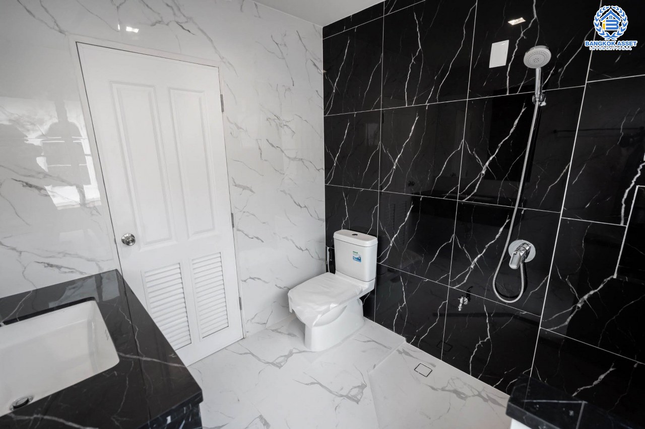 บ้านมือสองตกแต่งใหม่ หลังใหญ่พิเศษ เนื้อที่ 75 ตร.ว. ม.นันทวัน พระราม5 ตกแต่งหรูหรา ฟังก์ชั่นจัดเต็ม 3 ห้องนอน 1 ห้องแม่บ้าน 4 ห้องน้ำ พร้อม Living Room รองรับทุกความสุข ทำเลเดินทางสะดวก ใกล้ทางด่วน "กาญจนาภิเษก" และรถไฟฟ้า "สถานีบางรักใหญ่"