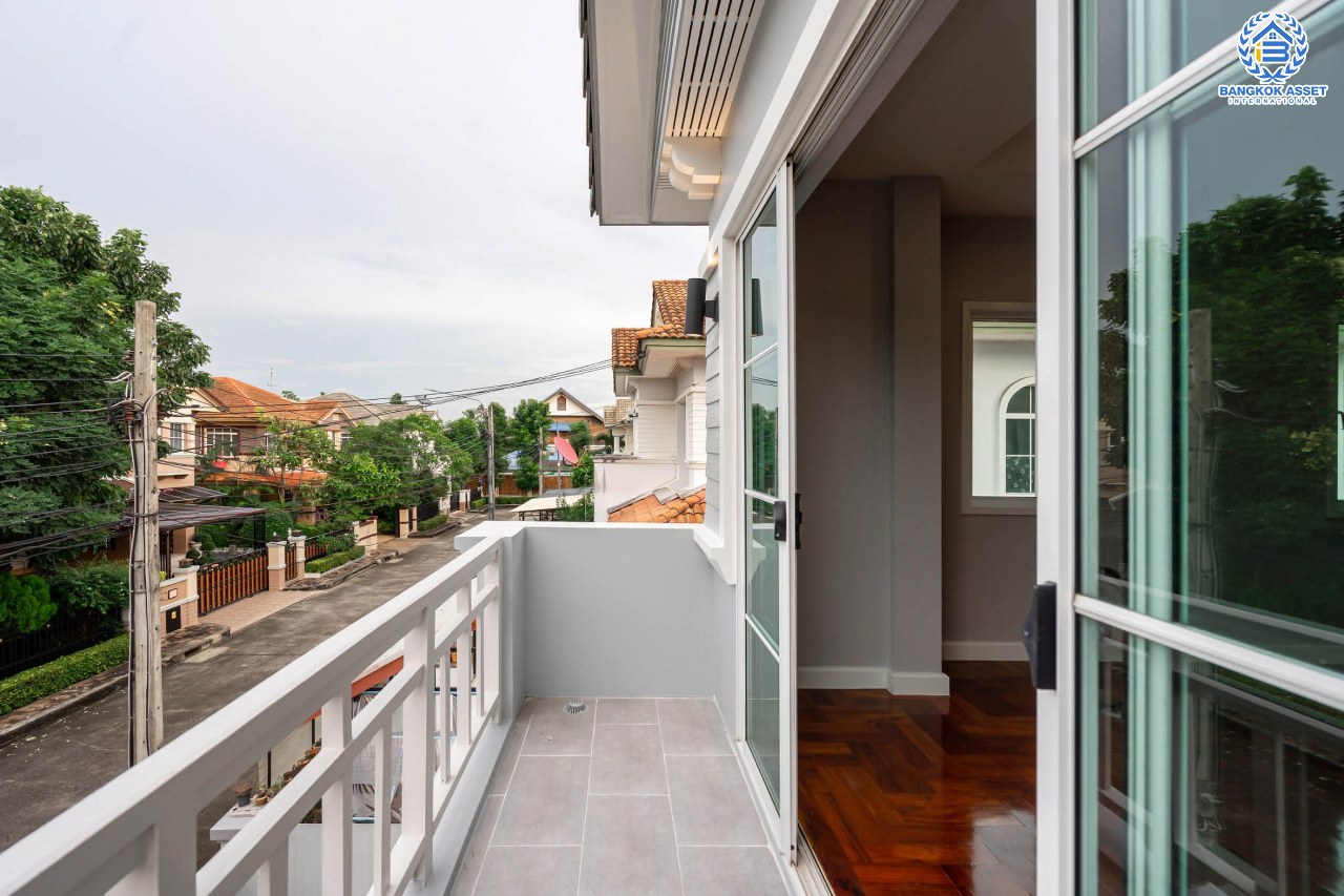 บ้านมือสองตกแต่งใหม่ หลังใหญ่พิเศษ เนื้อที่ 75 ตร.ว. ม.นันทวัน พระราม5 ตกแต่งหรูหรา ฟังก์ชั่นจัดเต็ม 3 ห้องนอน 1 ห้องแม่บ้าน 4 ห้องน้ำ พร้อม Living Room รองรับทุกความสุข ทำเลเดินทางสะดวก ใกล้ทางด่วน "กาญจนาภิเษก" และรถไฟฟ้า "สถานีบางรักใหญ่"