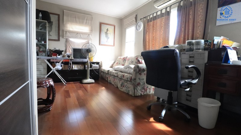 บ้านเดี่ยวมือสอง ใกล้สนามบินดอนเมืองเพียง 5 นาที บ้านหลังใหญ่สไตล์อิตาเลียน! เนื้อที่ขนาด 82 ตร.ว. ม.แกรนด์คาแนล ดอนเมือง ฟังก์ชั่น 3 ห้องนอน 3 ห้องน้ำ บ้านสวยตกแต่ง/ต่อเติมพร้อมอยู่ แถมแอร์ 5 เครื่อง พร้อมพื้นที่สนามหญ้าด้านข้าง บนพื้นที่ใช้สอย 203 ตร.ม. ทำเลดี เดินทางสะดวก ใกล้รถไฟฟ้าสายสีแดงเพียง 1 นาที และเพียง 3 นาที ถึงทางด่วนดอนเมืองโทลล์เวย์...