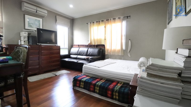 บ้านเดี่ยวมือสอง ใกล้สนามบินดอนเมืองเพียง 5 นาที บ้านหลังใหญ่สไตล์อิตาเลียน! เนื้อที่ขนาด 82 ตร.ว. ม.แกรนด์คาแนล ดอนเมือง ฟังก์ชั่น 3 ห้องนอน 3 ห้องน้ำ บ้านสวยตกแต่ง/ต่อเติมพร้อมอยู่ แถมแอร์ 5 เครื่อง พร้อมพื้นที่สนามหญ้าด้านข้าง บนพื้นที่ใช้สอย 203 ตร.ม. ทำเลดี เดินทางสะดวก ใกล้รถไฟฟ้าสายสีแดงเพียง 1 นาที และเพียง 3 นาที ถึงทางด่วนดอนเมืองโทลล์เวย์...