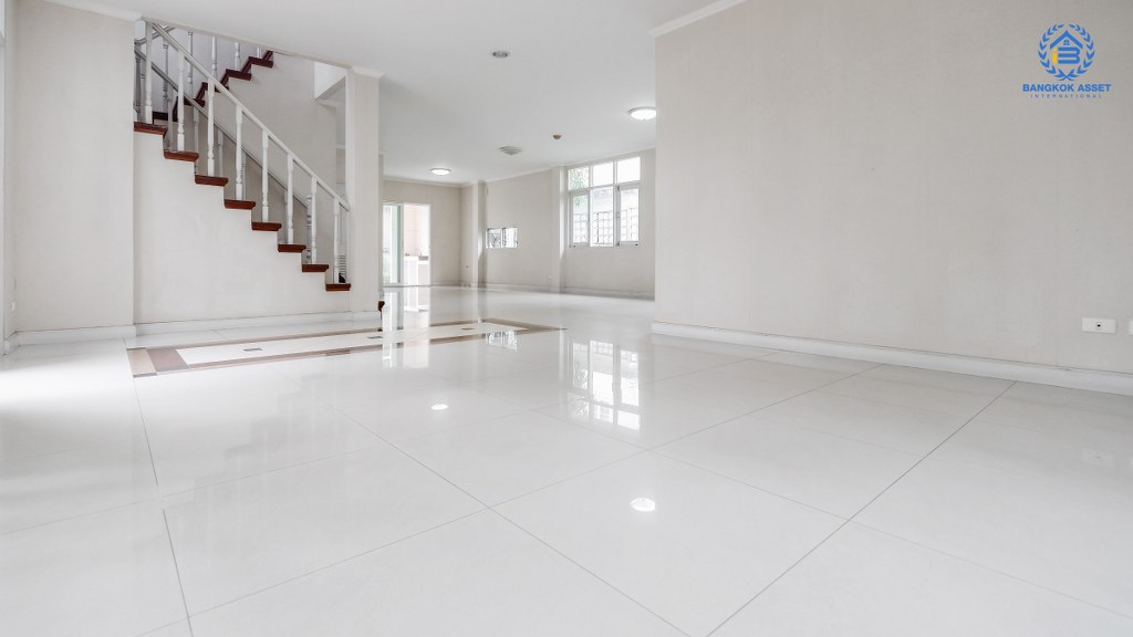 บ้านเดี่ยวมือสองนนทบุรี ม.มณียา มาสเตอร์พีซ รัตนาธิเบศร์ เนื้อที่กว้าง 149.50 ตร.ว. ฟังก์ชั่นจัดเต็ม 5 ห้องนอน 4 ห้องน้ำ จอดรถได้ถึง 4 คัน พร้อมบรรยากาศโครงการแบบ Luxury บนทำเลเชื่อมต่อทุกการเดินทาง เพียง 400ม.ถึง MRTไทรม้า ใกล้จุดขึ้นทางด่วนงามวงศ์วาน