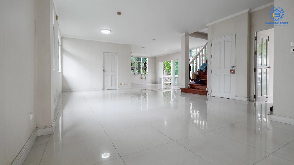 บ้านเดี่ยวมือสองนนทบุรี ม.มณียา มาสเตอร์พีซ รัตนาธิเบศร์ เนื้อที่กว้าง 149.50 ตร.ว. ฟังก์ชั่นจัดเต็ม 5 ห้องนอน 4 ห้องน้ำ จอดรถได้ถึง 4 คัน พร้อมบรรยากาศโครงการแบบ Luxury บนทำเลเชื่อมต่อทุกการเดินทาง เพียง 400ม.ถึง MRTไทรม้า ใกล้จุดขึ้นทางด่วนงามวงศ์วาน