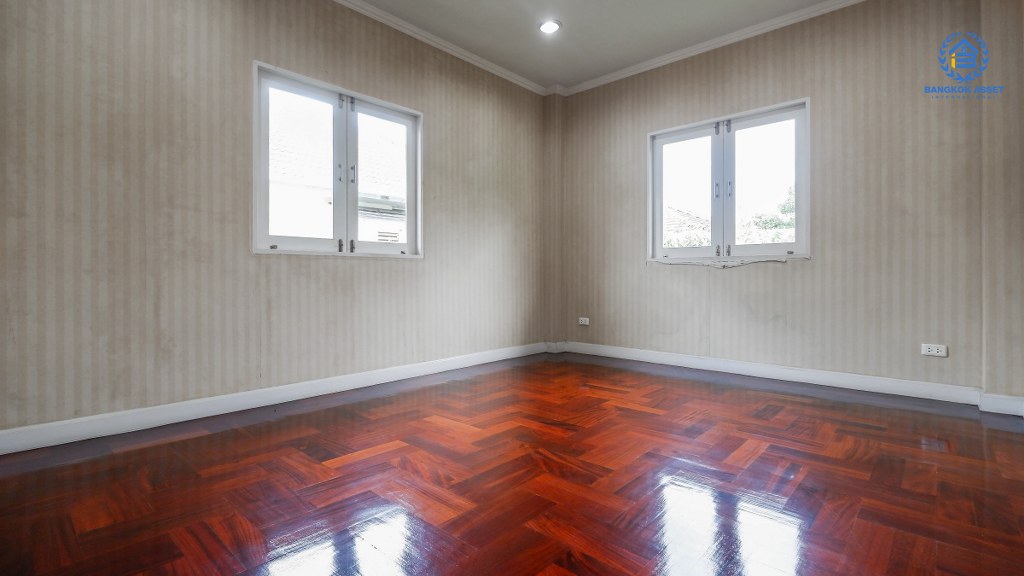 บ้านเดี่ยวมือสองนนทบุรี ม.มณียา มาสเตอร์พีซ รัตนาธิเบศร์ เนื้อที่กว้าง 149.50 ตร.ว. ฟังก์ชั่นจัดเต็ม 5 ห้องนอน 4 ห้องน้ำ จอดรถได้ถึง 4 คัน พร้อมบรรยากาศโครงการแบบ Luxury บนทำเลเชื่อมต่อทุกการเดินทาง เพียง 400ม.ถึง MRTไทรม้า ใกล้จุดขึ้นทางด่วนงามวงศ์วาน