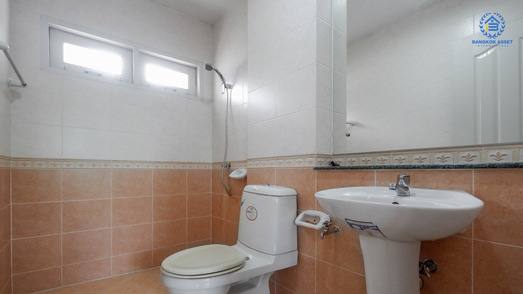 บ้านเดี่ยวมือสองนนทบุรี ม.มณียา มาสเตอร์พีซ รัตนาธิเบศร์ เนื้อที่กว้าง 149.50 ตร.ว. ฟังก์ชั่นจัดเต็ม 5 ห้องนอน 4 ห้องน้ำ จอดรถได้ถึง 4 คัน พร้อมบรรยากาศโครงการแบบ Luxury บนทำเลเชื่อมต่อทุกการเดินทาง เพียง 400ม.ถึง MRTไทรม้า ใกล้จุดขึ้นทางด่วนงามวงศ์วาน