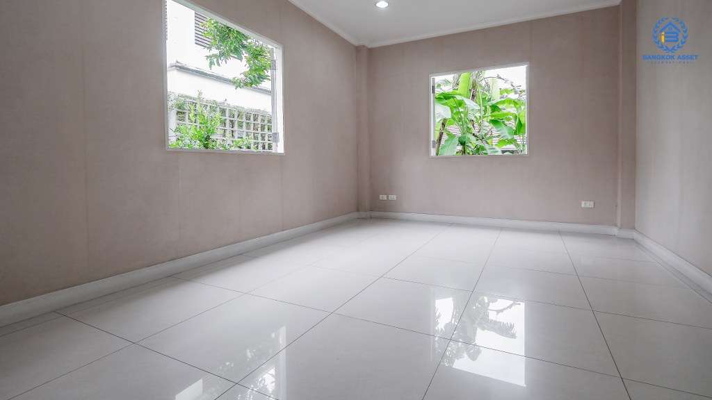 บ้านเดี่ยวมือสองนนทบุรี ม.มณียา มาสเตอร์พีซ รัตนาธิเบศร์ เนื้อที่กว้าง 149.50 ตร.ว. ฟังก์ชั่นจัดเต็ม 5 ห้องนอน 4 ห้องน้ำ จอดรถได้ถึง 4 คัน พร้อมบรรยากาศโครงการแบบ Luxury บนทำเลเชื่อมต่อทุกการเดินทาง เพียง 400ม.ถึง MRTไทรม้า ใกล้จุดขึ้นทางด่วนงามวงศ์วาน