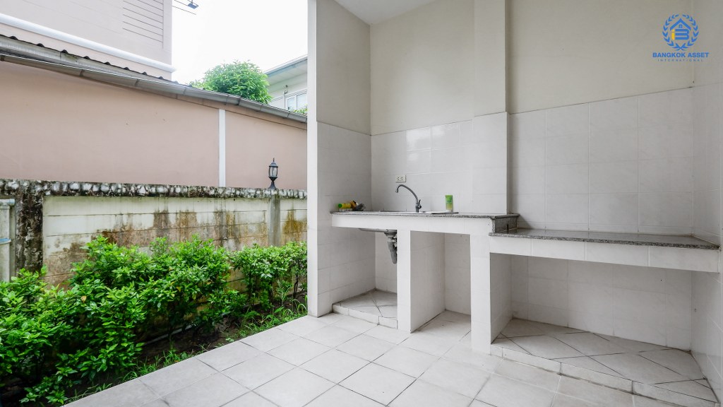 บ้านเดี่ยวมือสองนนทบุรี ม.มณียา มาสเตอร์พีซ รัตนาธิเบศร์ เนื้อที่กว้าง 149.50 ตร.ว. ฟังก์ชั่นจัดเต็ม 5 ห้องนอน 4 ห้องน้ำ จอดรถได้ถึง 4 คัน พร้อมบรรยากาศโครงการแบบ Luxury บนทำเลเชื่อมต่อทุกการเดินทาง เพียง 400ม.ถึง MRTไทรม้า ใกล้จุดขึ้นทางด่วนงามวงศ์วาน