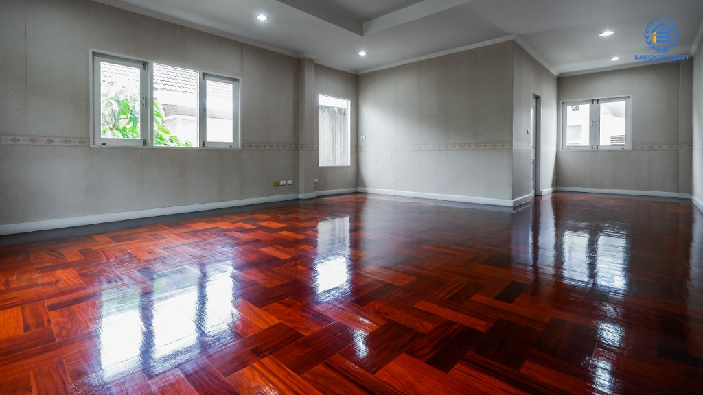 บ้านเดี่ยวมือสองนนทบุรี ม.มณียา มาสเตอร์พีซ รัตนาธิเบศร์ เนื้อที่กว้าง 149.50 ตร.ว. ฟังก์ชั่นจัดเต็ม 5 ห้องนอน 4 ห้องน้ำ จอดรถได้ถึง 4 คัน พร้อมบรรยากาศโครงการแบบ Luxury บนทำเลเชื่อมต่อทุกการเดินทาง เพียง 400ม.ถึง MRTไทรม้า ใกล้จุดขึ้นทางด่วนงามวงศ์วาน