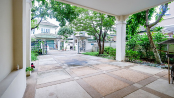 บ้านเดี่ยวมือสองนนทบุรี ม.มณียา มาสเตอร์พีซ รัตนาธิเบศร์ เนื้อที่กว้าง 149.50 ตร.ว. ฟังก์ชั่นจัดเต็ม 5 ห้องนอน 4 ห้องน้ำ จอดรถได้ถึง 4 คัน พร้อมบรรยากาศโครงการแบบ Luxury บนทำเลเชื่อมต่อทุกการเดินทาง เพียง 400ม.ถึง MRTไทรม้า ใกล้จุดขึ้นทางด่วนงามวงศ์วาน