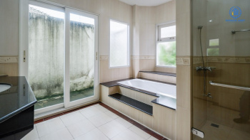 บ้านเดี่ยวมือสองนนทบุรี ม.มณียา มาสเตอร์พีซ รัตนาธิเบศร์ เนื้อที่กว้าง 149.50 ตร.ว. ฟังก์ชั่นจัดเต็ม 5 ห้องนอน 4 ห้องน้ำ จอดรถได้ถึง 4 คัน พร้อมบรรยากาศโครงการแบบ Luxury บนทำเลเชื่อมต่อทุกการเดินทาง เพียง 400ม.ถึง MRTไทรม้า ใกล้จุดขึ้นทางด่วนงามวงศ์วาน