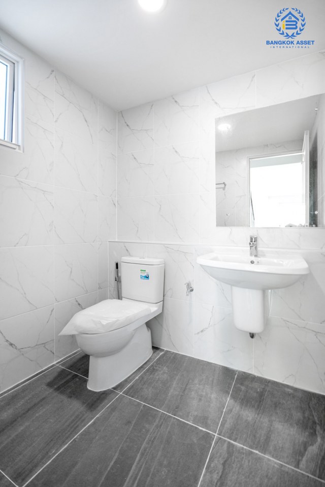 บ้านมือสองตกแต่งใหม่ แบรนด์ LH ม.มัณฑนา เพชรเกษม81 หลังใหญ่กว้างขวาง พร้อมรองรับทุกความสุข บนเนื้อที่ 64.9 ตร.ว. ฟังก์ชั่น 3 ห้องนอน 3 ห้องน้ำ สนามหญ้าด้านข้างกว้างเกือบ 100 ตร.ม. บนทำเลใกล้The Mallบางแค และเชื่อมสู่ ถ.พุทธมณฑลสาย4 เพียง 5 นาที*