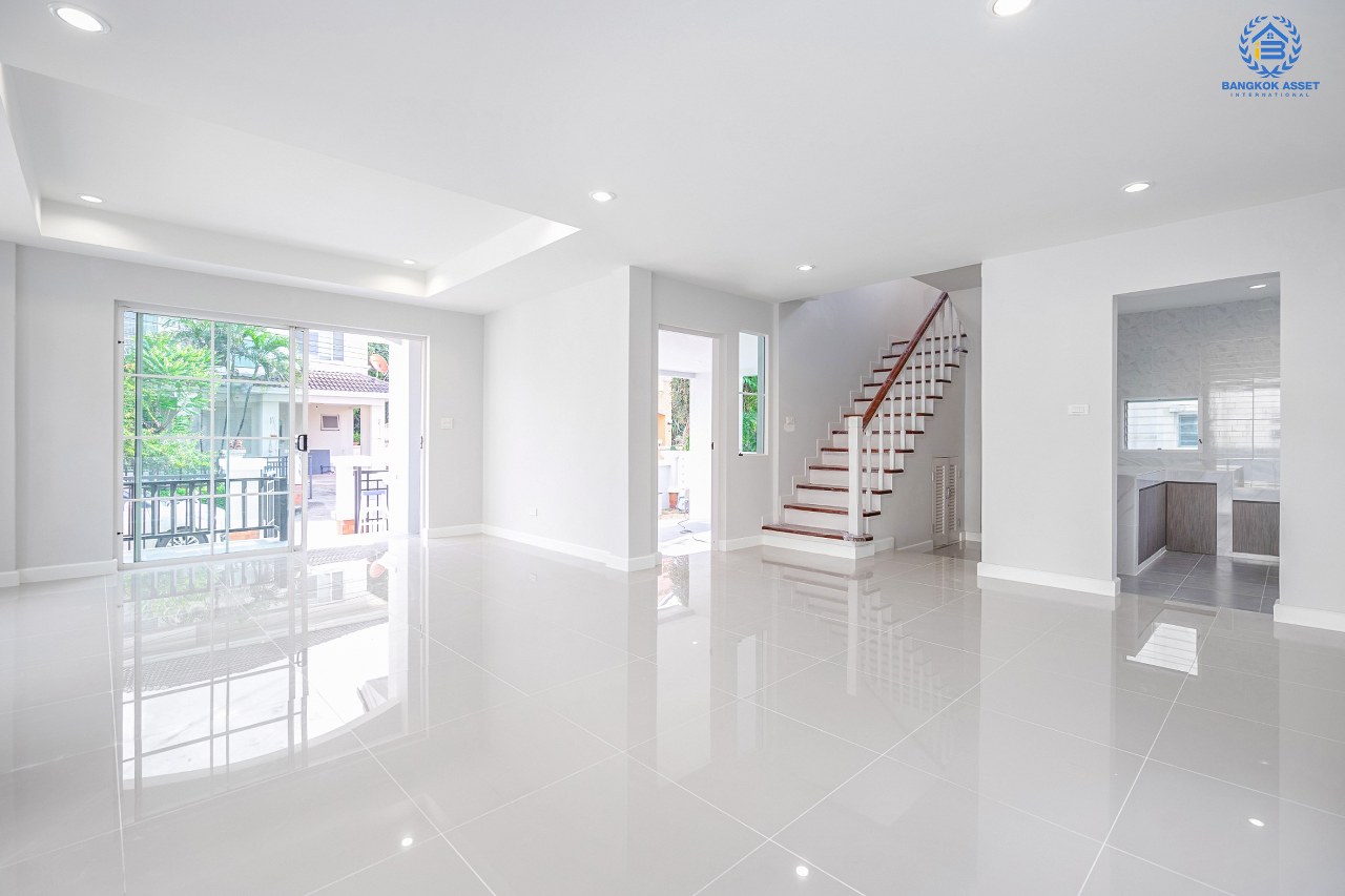 บ้านมือสองตกแต่งใหม่ แบรนด์ LH ม.มัณฑนา เพชรเกษม81 หลังใหญ่กว้างขวาง พร้อมรองรับทุกความสุข บนเนื้อที่ 64.9 ตร.ว. ฟังก์ชั่น 3 ห้องนอน 3 ห้องน้ำ สนามหญ้าด้านข้างกว้างเกือบ 100 ตร.ม. บนทำเลใกล้The Mallบางแค และเชื่อมสู่ ถ.พุทธมณฑลสาย4 เพียง 5 นาที*