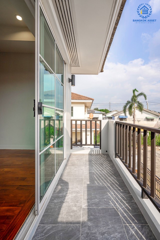 บ้านมือสองตกแต่งใหม่ แบรนด์ LH ม.มัณฑนา เพชรเกษม81 หลังใหญ่กว้างขวาง พร้อมรองรับทุกความสุข บนเนื้อที่ 64.9 ตร.ว. ฟังก์ชั่น 3 ห้องนอน 3 ห้องน้ำ สนามหญ้าด้านข้างกว้างเกือบ 100 ตร.ม. บนทำเลใกล้The Mallบางแค และเชื่อมสู่ ถ.พุทธมณฑลสาย4 เพียง 5 นาที*