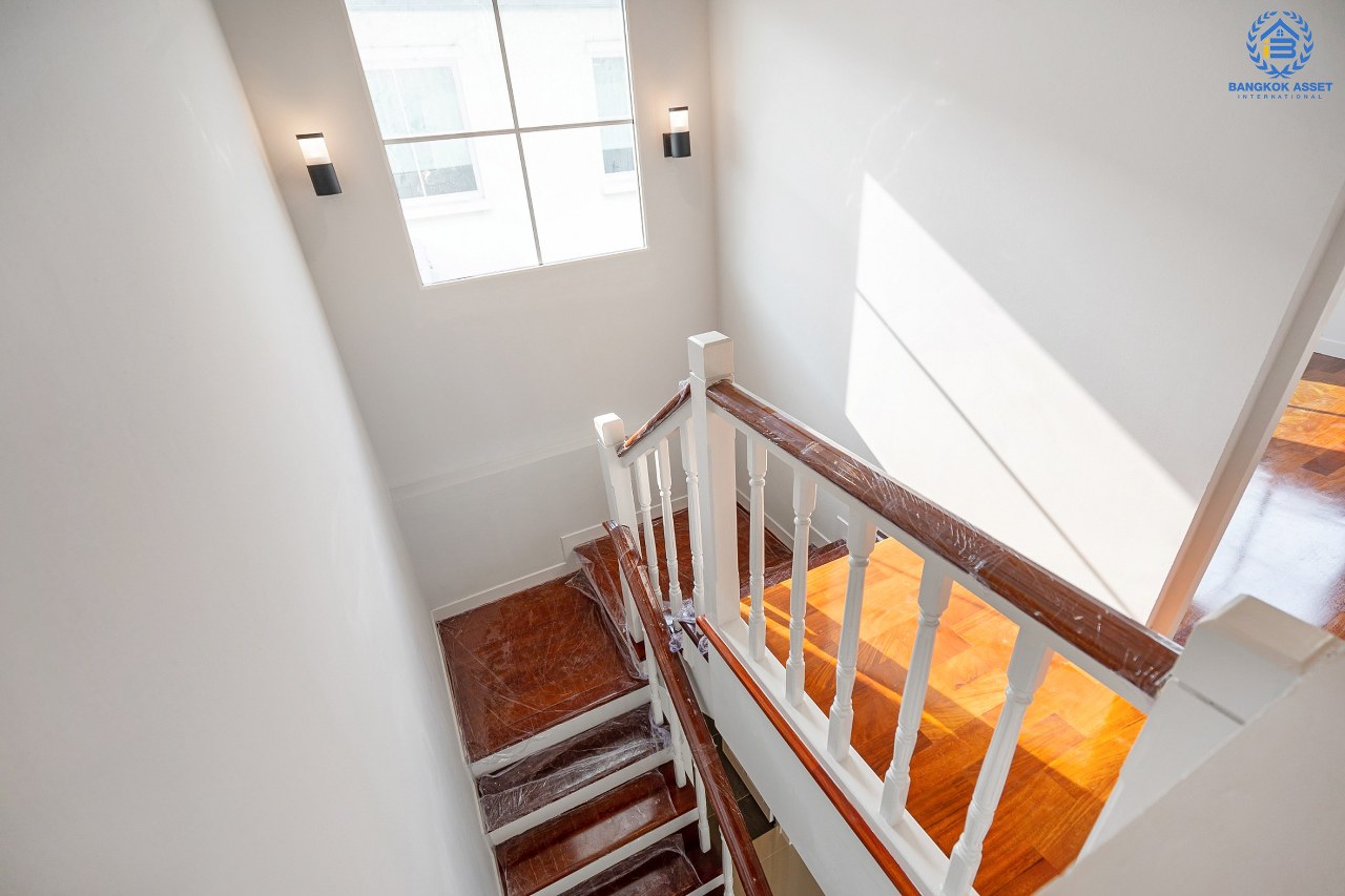 บ้านมือสองตกแต่งใหม่ แบรนด์ LH ม.มัณฑนา เพชรเกษม81 หลังใหญ่กว้างขวาง พร้อมรองรับทุกความสุข บนเนื้อที่ 64.9 ตร.ว. ฟังก์ชั่น 3 ห้องนอน 3 ห้องน้ำ สนามหญ้าด้านข้างกว้างเกือบ 100 ตร.ม. บนทำเลใกล้The Mallบางแค และเชื่อมสู่ ถ.พุทธมณฑลสาย4 เพียง 5 นาที*