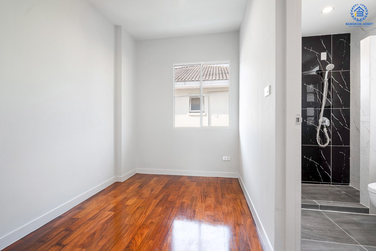 บ้านมือสองตกแต่งใหม่ แบรนด์ LH ม.มัณฑนา เพชรเกษม81 หลังใหญ่กว้างขวาง พร้อมรองรับทุกความสุข บนเนื้อที่ 64.9 ตร.ว. ฟังก์ชั่น 3 ห้องนอน 3 ห้องน้ำ สนามหญ้าด้านข้างกว้างเกือบ 100 ตร.ม. บนทำเลใกล้The Mallบางแค และเชื่อมสู่ ถ.พุทธมณฑลสาย4 เพียง 5 นาที*