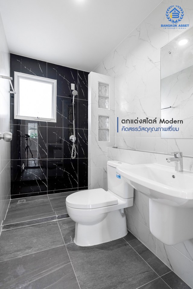 บ้านมือสองตกแต่งใหม่ แบรนด์ LH ม.มัณฑนา เพชรเกษม81 หลังใหญ่กว้างขวาง พร้อมรองรับทุกความสุข บนเนื้อที่ 64.9 ตร.ว. ฟังก์ชั่น 3 ห้องนอน 3 ห้องน้ำ สนามหญ้าด้านข้างกว้างเกือบ 100 ตร.ม. บนทำเลใกล้The Mallบางแค และเชื่อมสู่ ถ.พุทธมณฑลสาย4 เพียง 5 นาที*