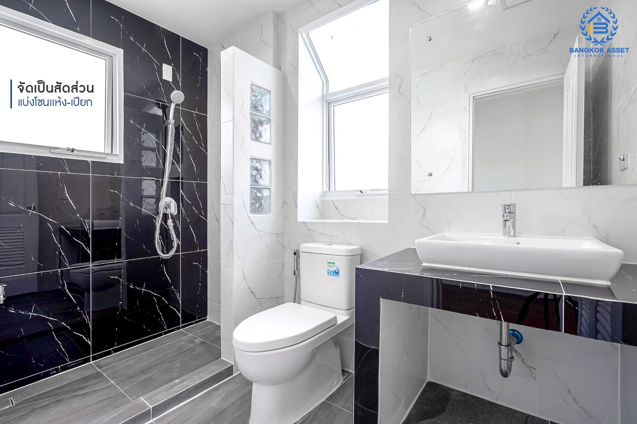 บ้านมือสองตกแต่งใหม่ แบรนด์ LH ม.มัณฑนา เพชรเกษม81 หลังใหญ่กว้างขวาง พร้อมรองรับทุกความสุข บนเนื้อที่ 64.9 ตร.ว. ฟังก์ชั่น 3 ห้องนอน 3 ห้องน้ำ สนามหญ้าด้านข้างกว้างเกือบ 100 ตร.ม. บนทำเลใกล้The Mallบางแค และเชื่อมสู่ ถ.พุทธมณฑลสาย4 เพียง 5 นาที*