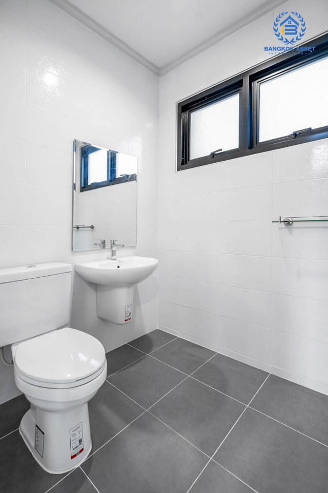 บ้านมือสองตกแต่งใหม่ บนสังคมคุณภาพ LH ม.ชัยพฤกษ์ บางใหญ่-เซ็นทรัลเวสต์เกต ตอบโจทย์ทุกการอยู่อาศัย เนื้อที่ 53 ตร.ว. ฟังก์ชั่น 3 ห้องนอน 2 ห้องน้ำ บนทำเลเดินทางสะดวก เพียง 10 นาที ถึง MRT "สถานีคลองบางไผ่" และเซ็นทรัลเวสต์เกต