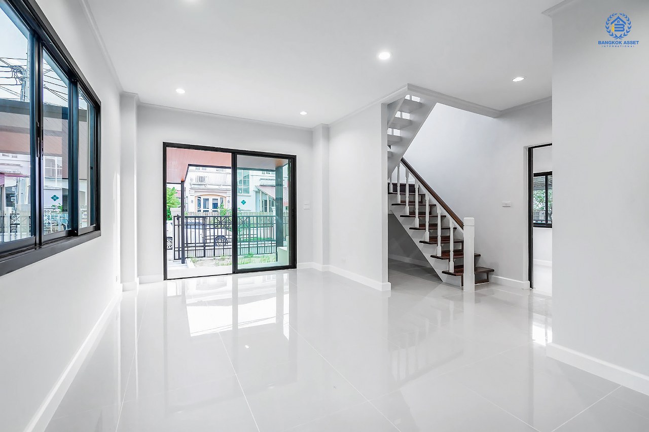 บ้านมือสองตกแต่งใหม่ บนสังคมคุณภาพ LH ม.ชัยพฤกษ์ บางใหญ่-เซ็นทรัลเวสต์เกต ตอบโจทย์ทุกการอยู่อาศัย เนื้อที่ 53 ตร.ว. ฟังก์ชั่น 3 ห้องนอน 2 ห้องน้ำ บนทำเลเดินทางสะดวก เพียง 10 นาที ถึง MRT "สถานีคลองบางไผ่" และเซ็นทรัลเวสต์เกต