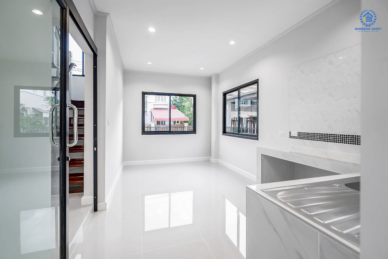 บ้านมือสองตกแต่งใหม่ บนสังคมคุณภาพ LH ม.ชัยพฤกษ์ บางใหญ่-เซ็นทรัลเวสต์เกต ตอบโจทย์ทุกการอยู่อาศัย เนื้อที่ 53 ตร.ว. ฟังก์ชั่น 3 ห้องนอน 2 ห้องน้ำ บนทำเลเดินทางสะดวก เพียง 10 นาที ถึง MRT "สถานีคลองบางไผ่" และเซ็นทรัลเวสต์เกต