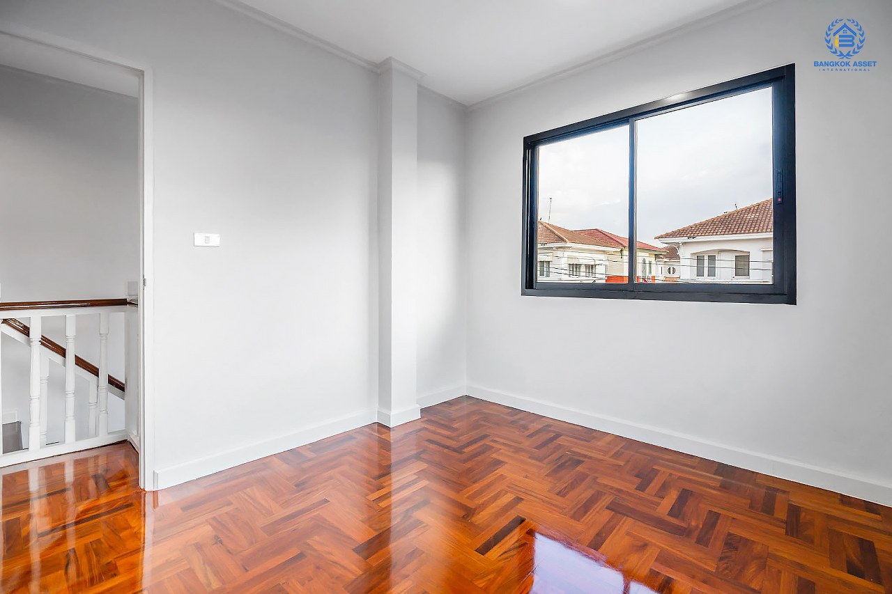 บ้านมือสองตกแต่งใหม่ บนสังคมคุณภาพ LH ม.ชัยพฤกษ์ บางใหญ่-เซ็นทรัลเวสต์เกต ตอบโจทย์ทุกการอยู่อาศัย เนื้อที่ 53 ตร.ว. ฟังก์ชั่น 3 ห้องนอน 2 ห้องน้ำ บนทำเลเดินทางสะดวก เพียง 10 นาที ถึง MRT "สถานีคลองบางไผ่" และเซ็นทรัลเวสต์เกต