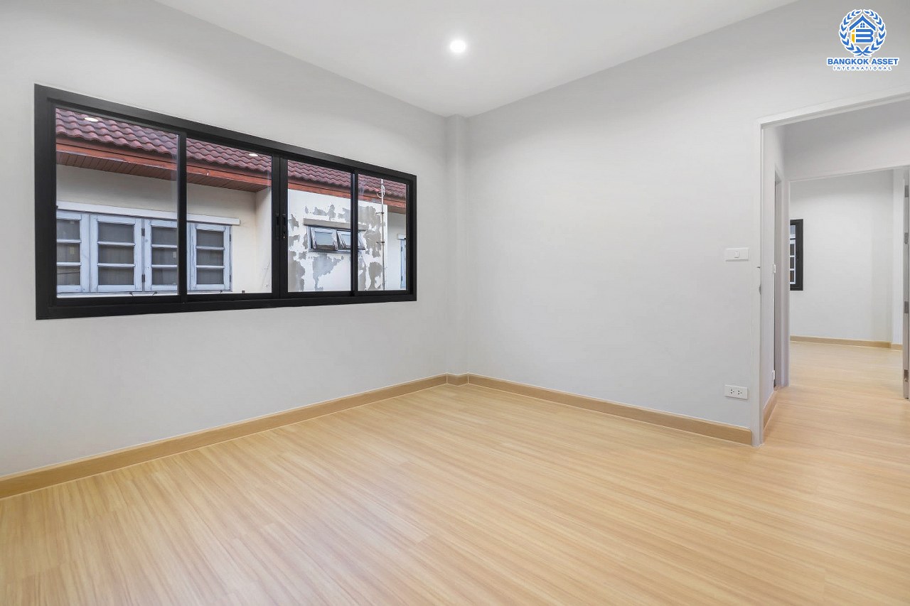 บ้านมือสองตกแต่งใหม่ ม.รติรมย์ 2 ราชพฤกษ์-กาญจนาภิเษก ซ.สวนผัก32 บ้านดีไซน์สวยพร้อมอยู่ เนื้อที่ 50.9 ตร.ว. ฟังก์ชั่น 3 ห้องนอน 2 ห้องน้ำ 2 ที่จอดรถ บนทำเลศักยภาพ เชื่อมต่อหลายเส้นทางหลัก เพียง 5 นาทีถึงทางด่วน "ศรีรัช" ใกล้แหล่ง Community Mall ชั้นนำมากมาย...