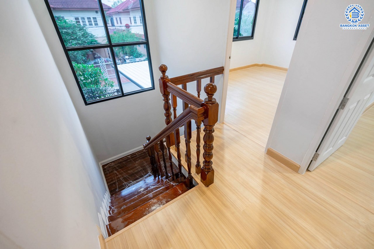 บ้านมือสองตกแต่งใหม่ ม.รติรมย์ 2 ราชพฤกษ์-กาญจนาภิเษก ซ.สวนผัก32 บ้านดีไซน์สวยพร้อมอยู่ เนื้อที่ 50.9 ตร.ว. ฟังก์ชั่น 3 ห้องนอน 2 ห้องน้ำ 2 ที่จอดรถ บนทำเลศักยภาพ เชื่อมต่อหลายเส้นทางหลัก เพียง 5 นาทีถึงทางด่วน "ศรีรัช" ใกล้แหล่ง Community Mall ชั้นนำมากมาย...