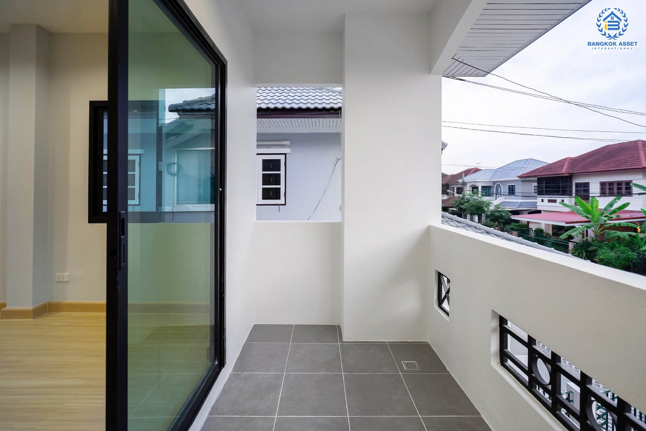 บ้านมือสองตกแต่งใหม่ ม.รติรมย์ 2 ราชพฤกษ์-กาญจนาภิเษก ซ.สวนผัก32 บ้านดีไซน์สวยพร้อมอยู่ เนื้อที่ 50.9 ตร.ว. ฟังก์ชั่น 3 ห้องนอน 2 ห้องน้ำ 2 ที่จอดรถ บนทำเลศักยภาพ เชื่อมต่อหลายเส้นทางหลัก เพียง 5 นาทีถึงทางด่วน "ศรีรัช" ใกล้แหล่ง Community Mall ชั้นนำมากมาย...