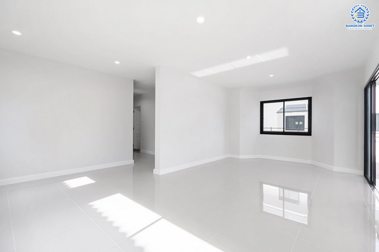 บ้านมือสองตกแต่งใหม่ หลังใหญ่ ดีไซน์สวย เนื้อที่ 71 ตร.ว. ม.ศรีบัณฑิต3 วงศ์สว่าง-พระราม7 ฟังก์ชั่น 3 ห้องนอน 2 ห้องน้ำ มีTerrace กว้างขวาง พร้อมพื้นที่สนามหญ้าด้านข้างกว่า 140 ตร.ม. รองรับทุกกิจกรรม Outdoor บนทำเลเชื่อมต่อหลายเส้นทาง ใกล้จุดขึ้นทางด่วน "ศรีรัช" และรถไฟฟ้า "สถานีบางอ้อ"...