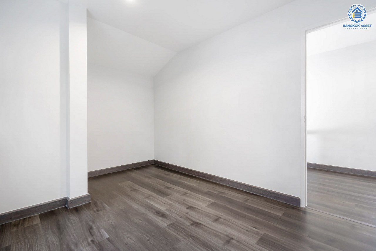 บ้านมือสองตกแต่งใหม่ หลังใหญ่ ดีไซน์สวย เนื้อที่ 71 ตร.ว. ม.ศรีบัณฑิต3 วงศ์สว่าง-พระราม7 ฟังก์ชั่น 3 ห้องนอน 2 ห้องน้ำ มีTerrace กว้างขวาง พร้อมพื้นที่สนามหญ้าด้านข้างกว่า 140 ตร.ม. รองรับทุกกิจกรรม Outdoor บนทำเลเชื่อมต่อหลายเส้นทาง ใกล้จุดขึ้นทางด่วน "ศรีรัช" และรถไฟฟ้า "สถานีบางอ้อ"...