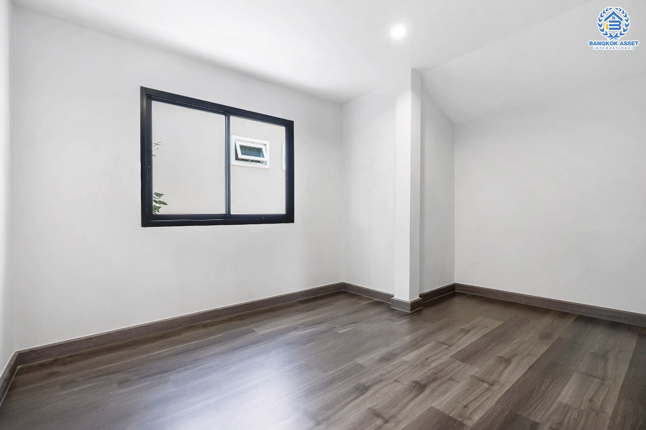 บ้านมือสองตกแต่งใหม่ หลังใหญ่ ดีไซน์สวย เนื้อที่ 71 ตร.ว. ม.ศรีบัณฑิต3 วงศ์สว่าง-พระราม7 ฟังก์ชั่น 3 ห้องนอน 2 ห้องน้ำ มีTerrace กว้างขวาง พร้อมพื้นที่สนามหญ้าด้านข้างกว่า 140 ตร.ม. รองรับทุกกิจกรรม Outdoor บนทำเลเชื่อมต่อหลายเส้นทาง ใกล้จุดขึ้นทางด่วน "ศรีรัช" และรถไฟฟ้า "สถานีบางอ้อ"...