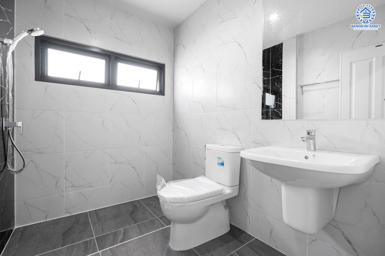 บ้านมือสองตกแต่งใหม่ หลังใหญ่ ดีไซน์สวย เนื้อที่ 71 ตร.ว. ม.ศรีบัณฑิต3 วงศ์สว่าง-พระราม7 ฟังก์ชั่น 3 ห้องนอน 2 ห้องน้ำ มีTerrace กว้างขวาง พร้อมพื้นที่สนามหญ้าด้านข้างกว่า 140 ตร.ม. รองรับทุกกิจกรรม Outdoor บนทำเลเชื่อมต่อหลายเส้นทาง ใกล้จุดขึ้นทางด่วน "ศรีรัช" และรถไฟฟ้า "สถานีบางอ้อ"...