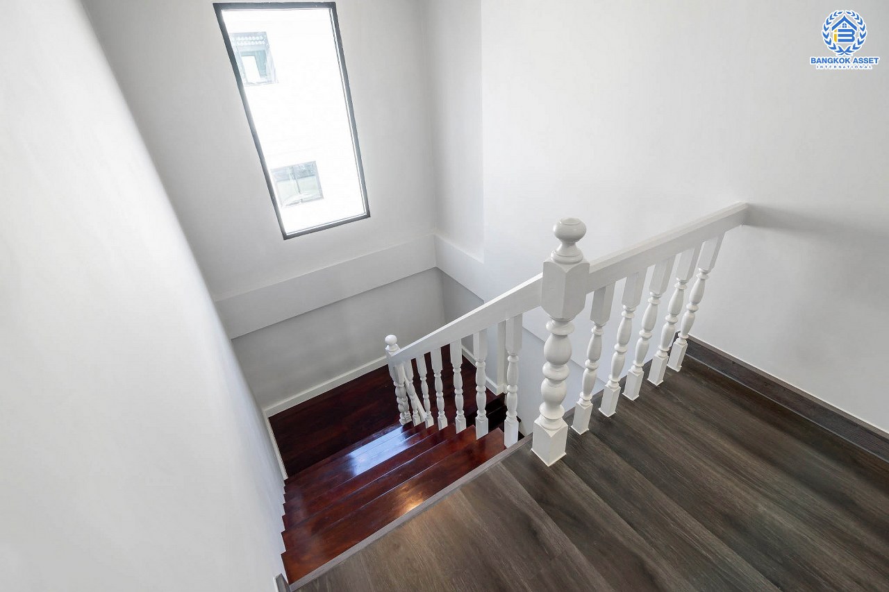 บ้านมือสองตกแต่งใหม่ หลังใหญ่ ดีไซน์สวย เนื้อที่ 71 ตร.ว. ม.ศรีบัณฑิต3 วงศ์สว่าง-พระราม7 ฟังก์ชั่น 3 ห้องนอน 2 ห้องน้ำ มีTerrace กว้างขวาง พร้อมพื้นที่สนามหญ้าด้านข้างกว่า 140 ตร.ม. รองรับทุกกิจกรรม Outdoor บนทำเลเชื่อมต่อหลายเส้นทาง ใกล้จุดขึ้นทางด่วน "ศรีรัช" และรถไฟฟ้า "สถานีบางอ้อ"...